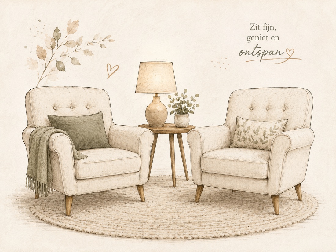 Twee gestoffeerde crème fauteuils met sierkussens rond een bijzettafel met schemerlamp